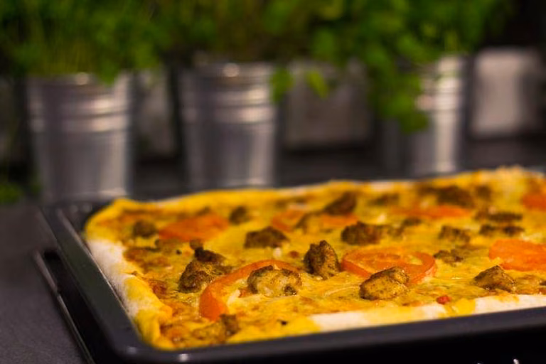 Pizza kebab z indyka z cebulą i pomidorami