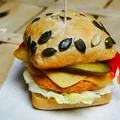 Burgery z ciecierzycy i marchewki z sosem czosnkowym