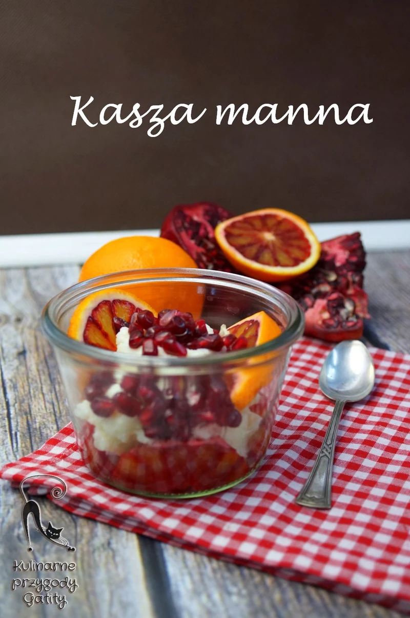 Kasza manna na mleku z granatem i czerwoną pomarańczą