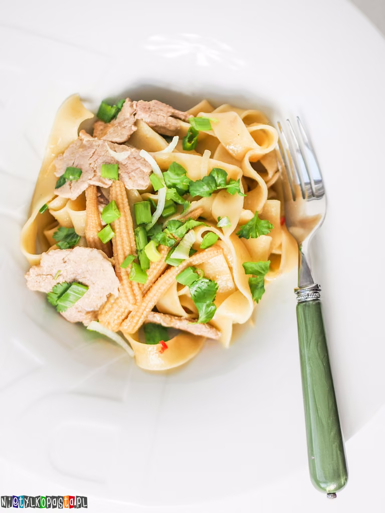 Makaron z polędwiczką z zielonym curry - pikantny i genialny