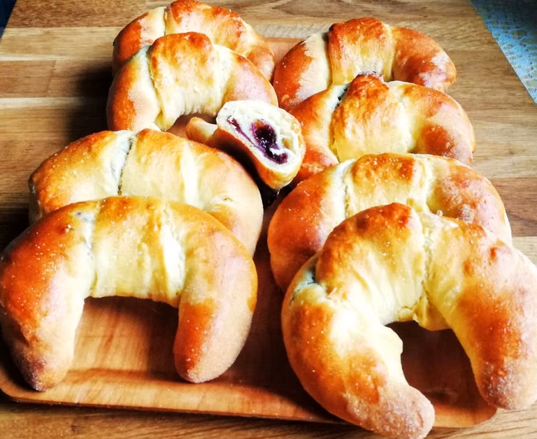 Rogaliki drożdżowe z jagodami i lukrem cynamonowym