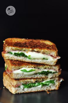 Tosty z salami i pesto