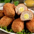 Kotlet mielony z niespodzianką! Przepis na "jajka po szkocku" w chrupiącej panierce to mój HIT