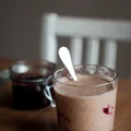 KAKAOWE SMOOTHIE Z BANANEM, ORZECHAMI I TAHINI