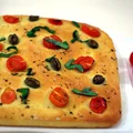 Focaccia z oliwkami i pomidorami