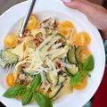 Makaron z cukinią i suszonymi pomidorami w sosie śmietanowym