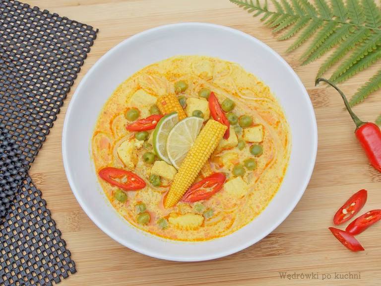Zupa z kurczakiem i czerwoną pastą curry