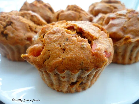 Fit muffinki pomidorowe z szynką, papryką i pieczarkami
