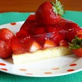 Biszkopt z truskawkami i galaretką