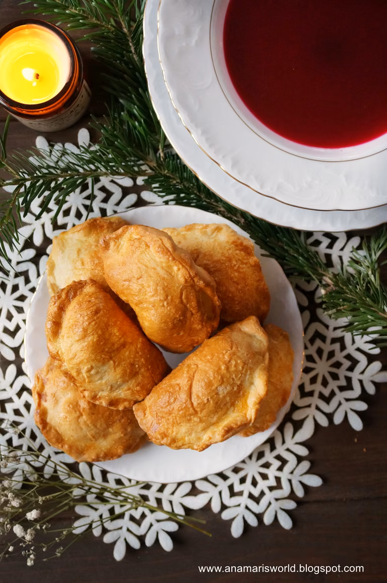 Pieczone pierogi z kapustą i pieczarkami do czerwonego barszczu