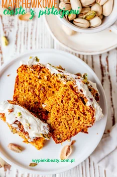 Ciasto marchewkowe z pistacjami