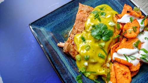 Tajskie smaki: pstrąg łososiowy z sosem mango i batatami