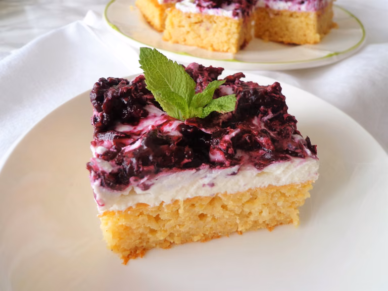 Waniliowo-jaglane ciasto z owocami leśnymi, bez glutenu