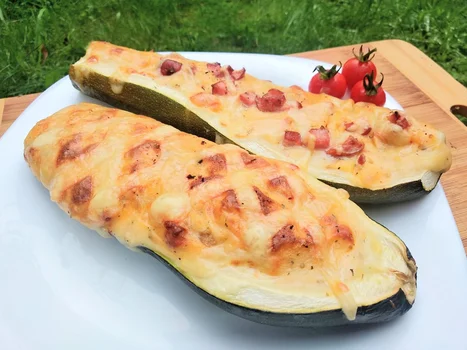 Cukinia faszerowana ziemniakami, czyli obiad na winie