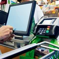 Sklepy i stacje muszą informować, że rząd obniżył VAT. Tabliczki przy kasach