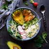 Buddha bowl: ryż, kurczak, awokado