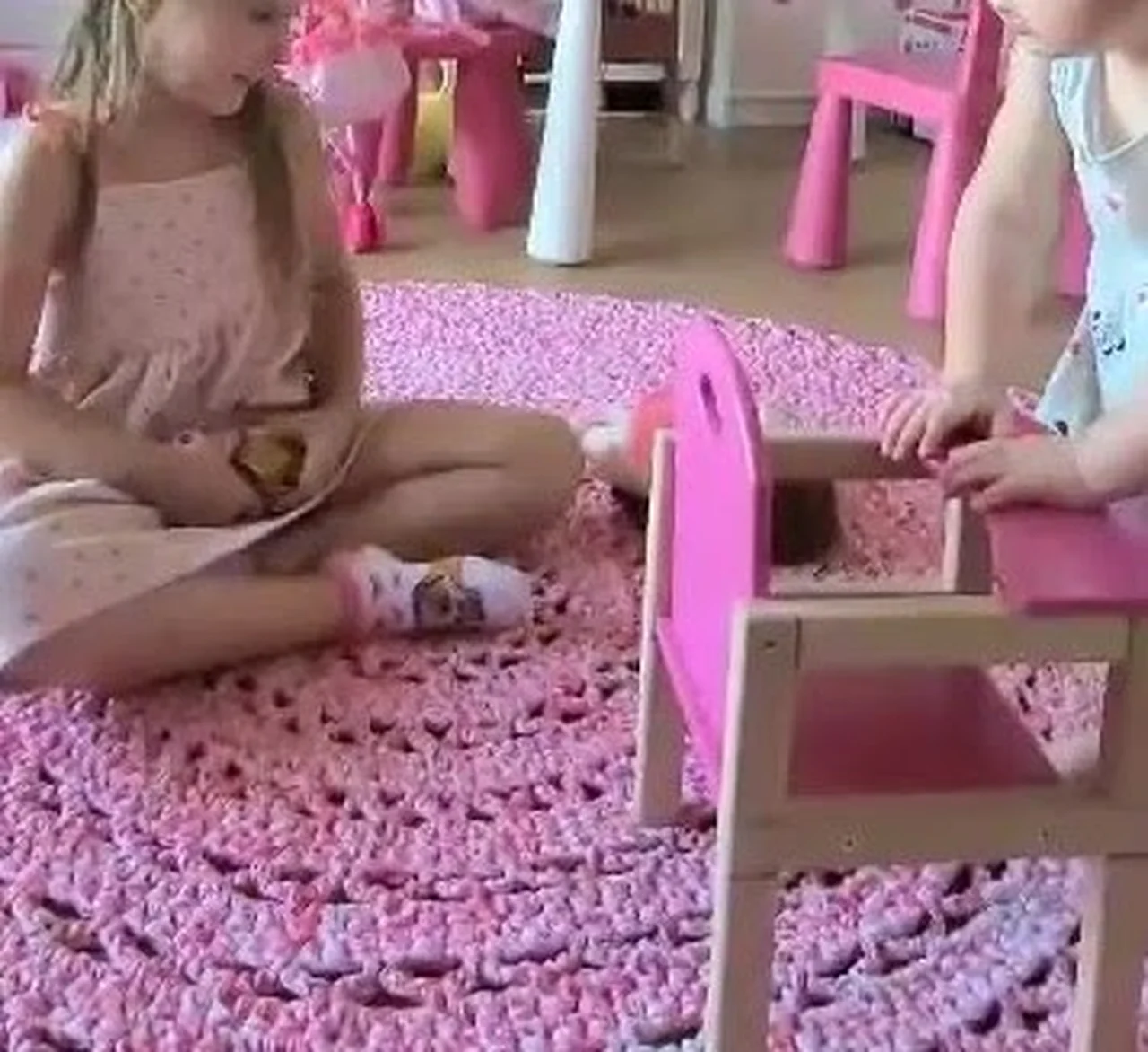 Różowy serwetkowy dywan na szydełku