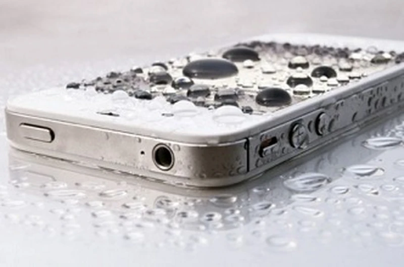 Świetny trik na uratowanie zamoczonego telefonu!