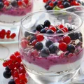 Jogurt z porzeczkami, płatkami owsianymi i ziarnami