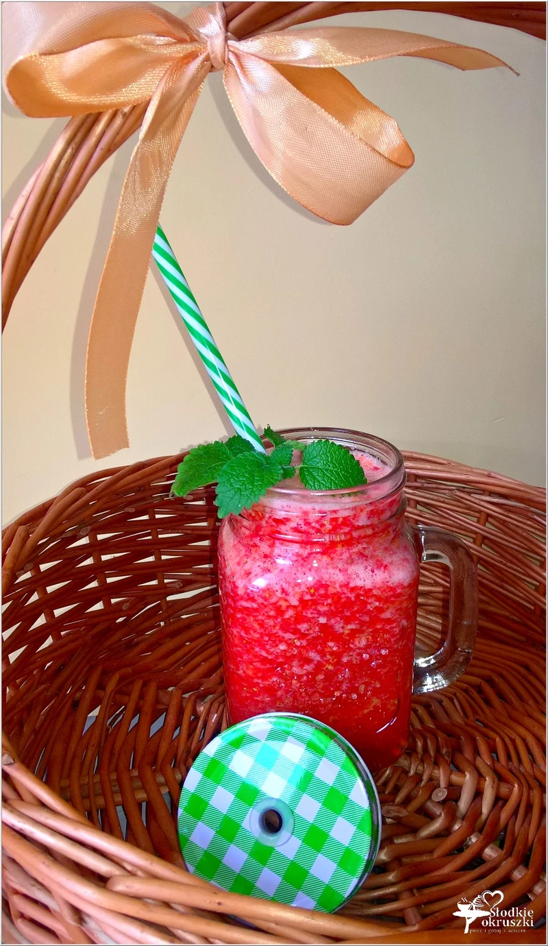 Truskawkowo nektarynkowe smoothie na wodzie kokosowej