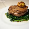 Filet mignon podany ze szpinakiem