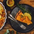 WYTRAWNA TARTA Z BATATAMI, SEREM KOZIM I ROZMARYNEM