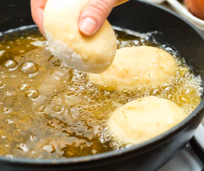Ile kosztuje przygotowanie jednego pączka w domu? Cena robi wrażenie (WYLICZENIA)!