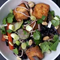 Noodle z tofu, czerwoną kapustą i cukinią