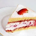 Biszkopt z truskawkami i bitą śmietaną lub serkiem mascarpone