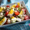 Sałatka z jajkiem, serem camembert z ziołami, słonecznikiem, pomidorkiem i rukolą
