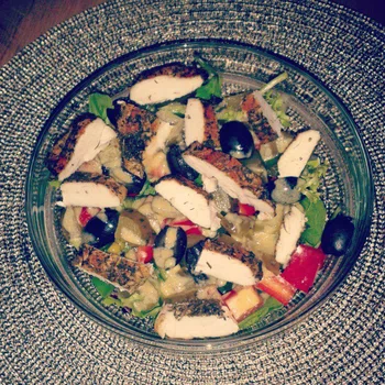 Sałatka z pieczonym kurczakiem