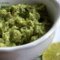 Guacamole z czerwoną cebulą