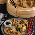 Chińskie pierożki jiaozi z wieprzowiną