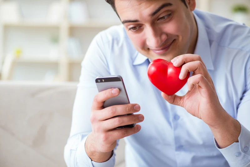 Jak rozkochać faceta przez SMS-y?