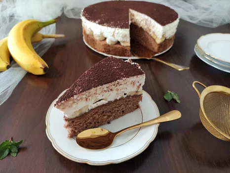 Biszkopt z bananami i kremem mascarpone.