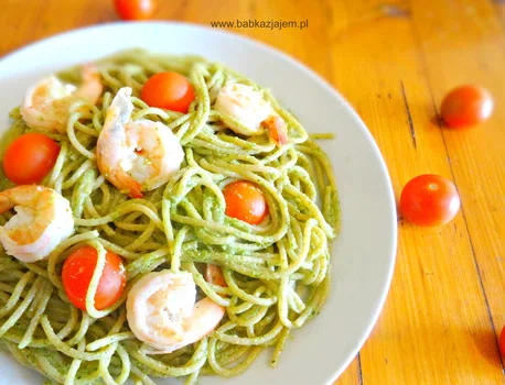 Makaron z bazyliowym pesto, krewetkami i pomidorkami koktajlowymi