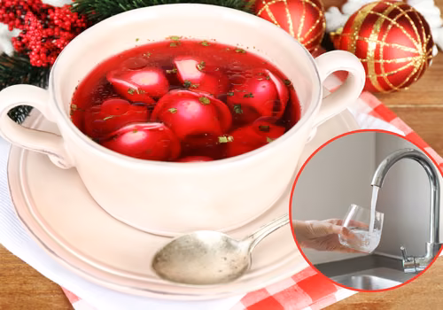 Dlaczego nie powinno się dolewać zimnej wody do barszczu? Traci klarowność i aromat!