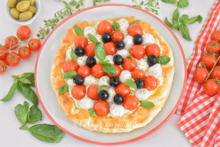 Tarta z kremem z pesto, mozzarellą i pomidorami