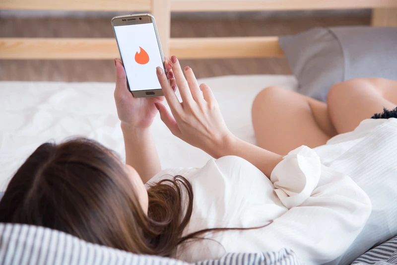 Zmiany w Tinderze przez koronawirusa. Aplikacja randkowa się nie poddaje!