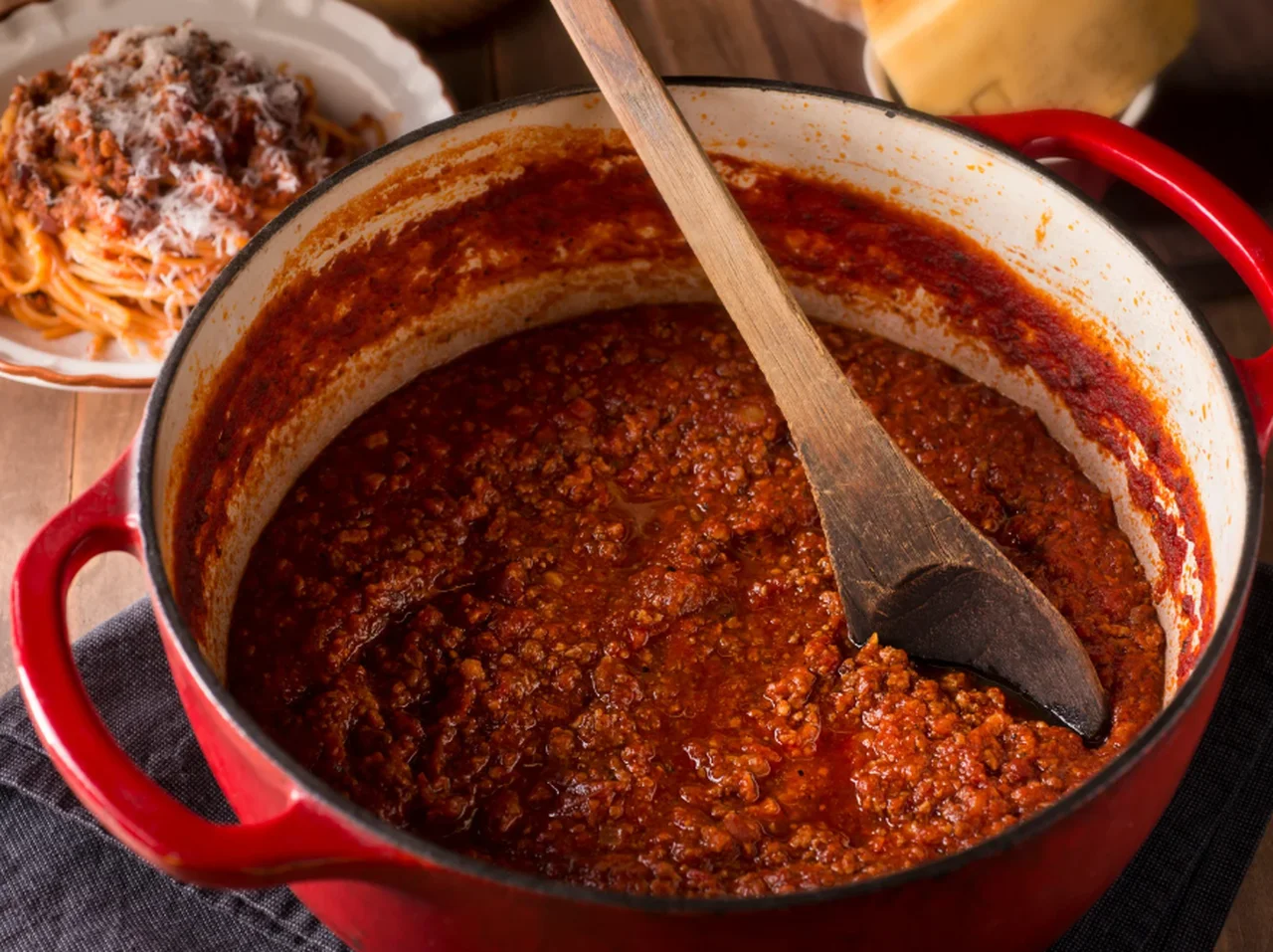 Mięso do spaghetti może być jeszcze bardziej soczyste – zrób to przed smażeniem!