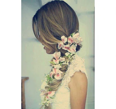 Piękna fryzura z użyciem kwiatów