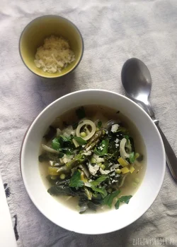 zielone minestrone, czyli wiosenna zupa ze szparagami, szpinakiem i kapustą