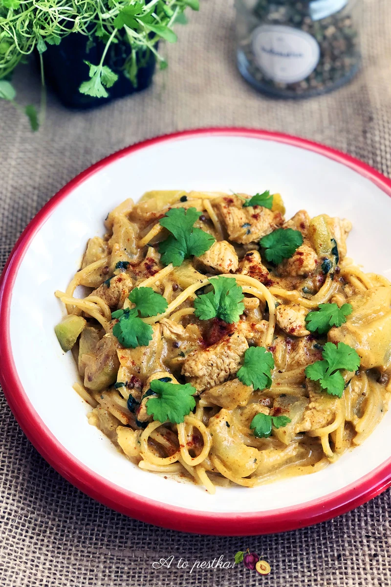 Noodle z kurczakiem i cukinią w sosie curry