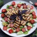 Sałatka z grillowanym serem halloumi i warzywami