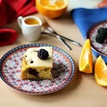 Ciasto pomarańczowe z jeżynami i lukrem
