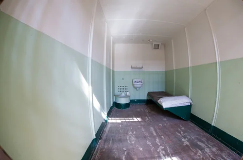 Noc w izbie wytrzeźwień droższa niż hotel?! Nowe stawki szokują – 2025 rok!
