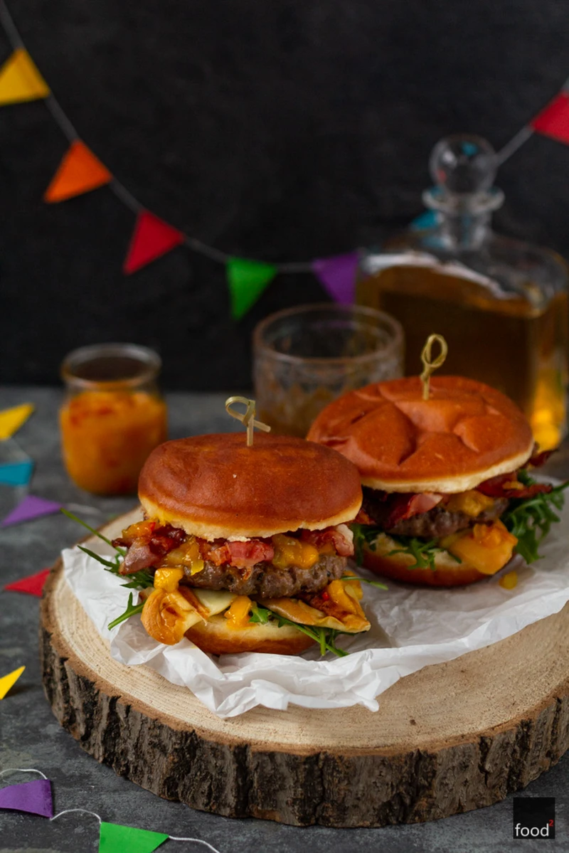 Pączkoburger z bekonem, gołką i chutneyem z mango