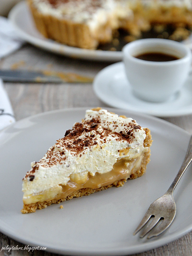 Tarta ciasteczkowa z bananami, toffi i bitą śmietaną (Banoffee)