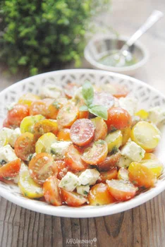 Sałatka z pomidorami, fetą i sosem bazyliowym – Kardamonowy