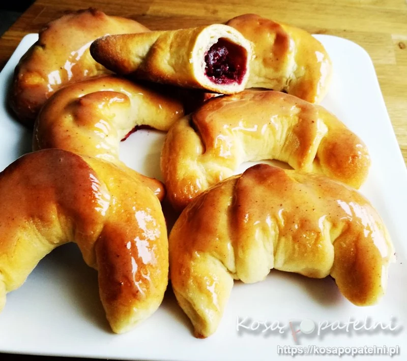 Rogaliki drożdżowe z wiśniami